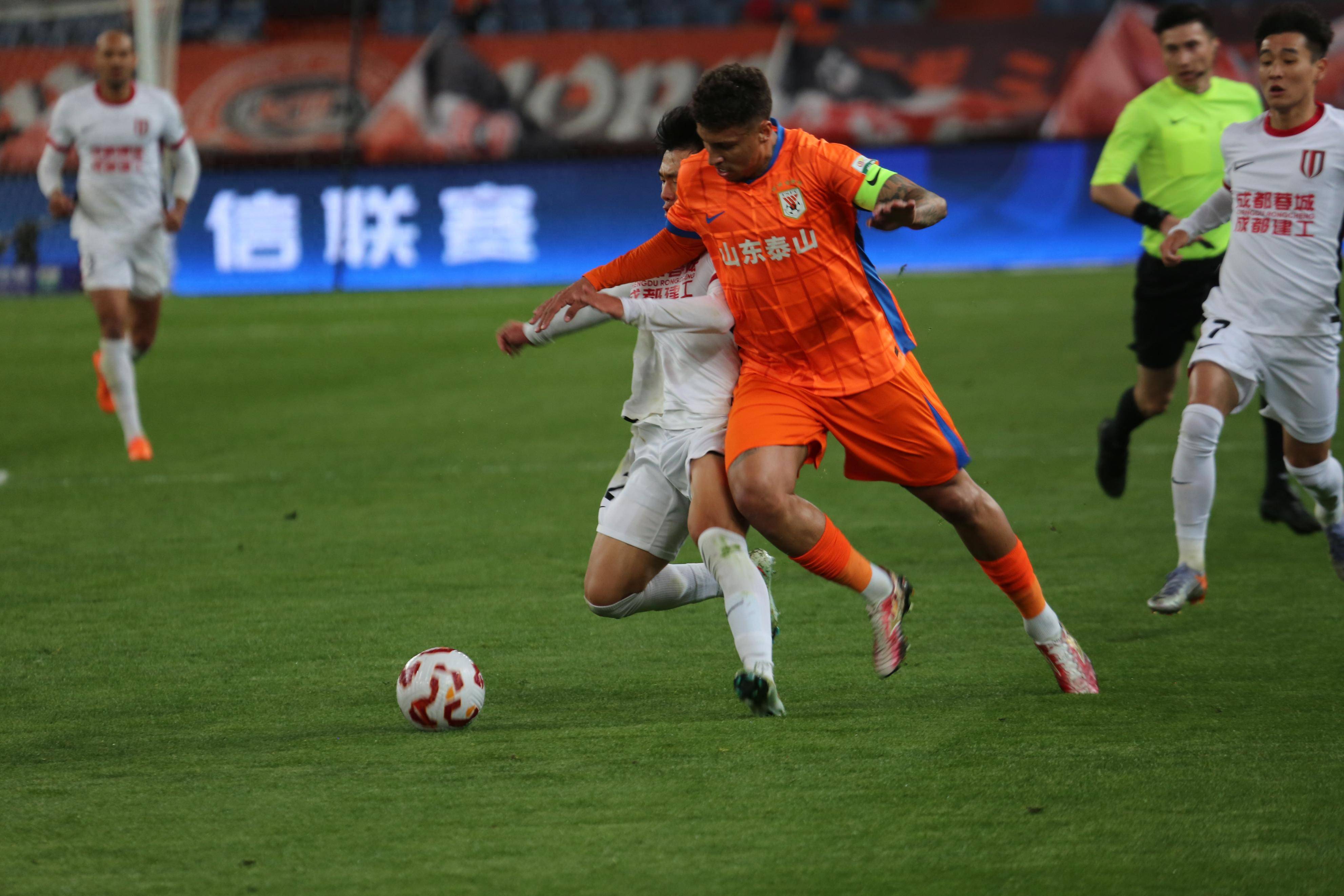 九游入口-山东泰山训练开放日，冲刺阶段篮板制胜引欢呼，CBA常规赛在即，身体对抗强度拉满(山东高速篮球官网)